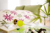 ベッドルームをおしゃれに彩る、ベッドカバーの色と素材の選び方