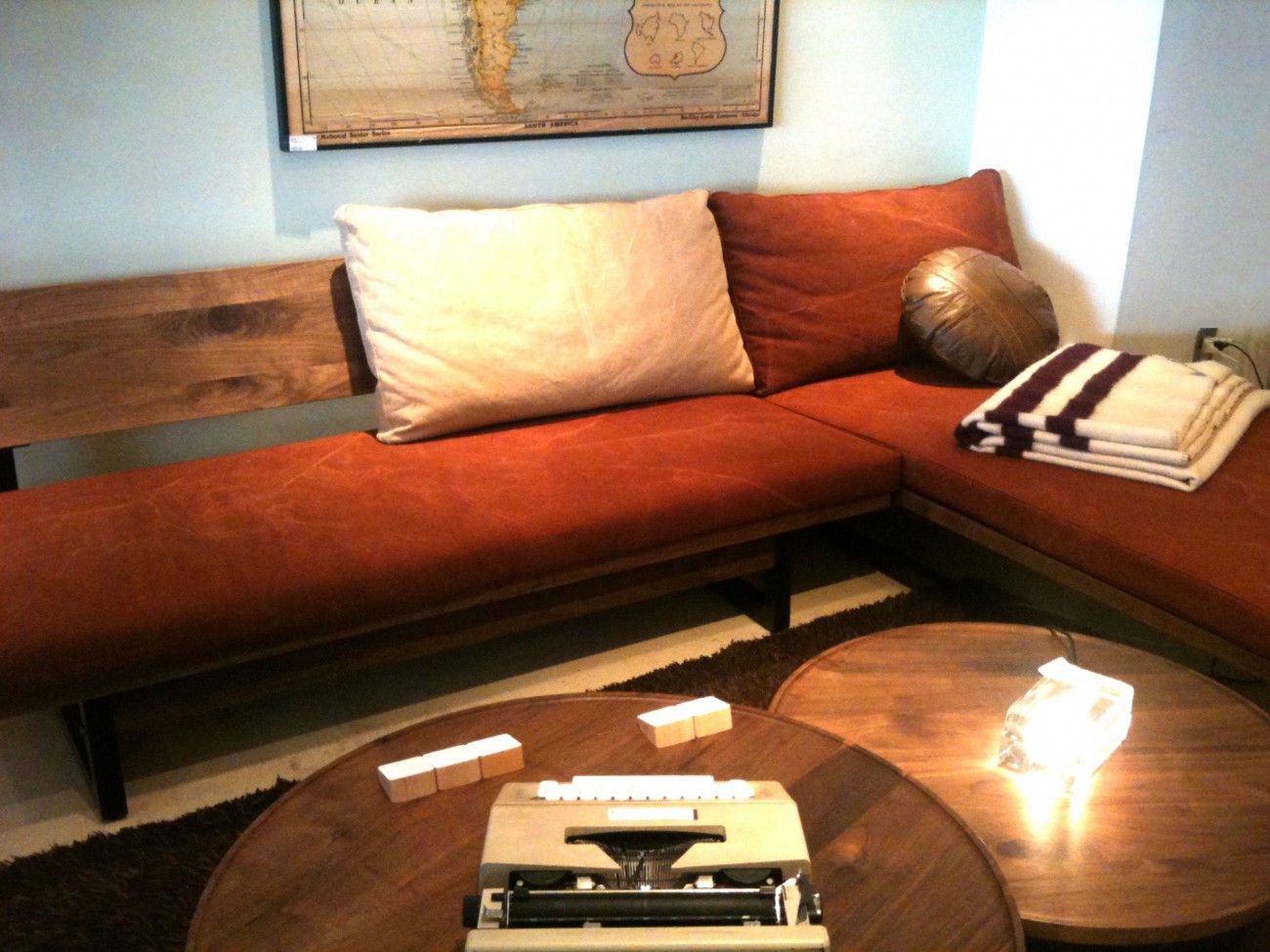 部屋を落ち着いた雰囲気にコーディネートできる大人シックな家具を紹介 スイデコブログ スイートデコレーション