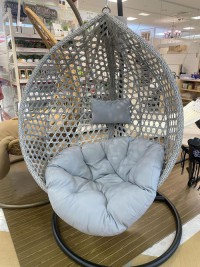 スタンド付きハンギングチェアでリラックス空間を